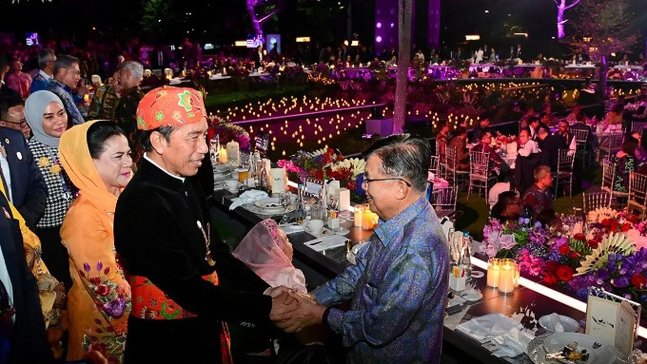 Presiden Joko Widodo (Jokowi) dan Ibu Negara Iriana Jokowi bersama dengan mantan Wakil Presiden Jusuf Kalla saat gala dinner KTT ASEAN 2023.