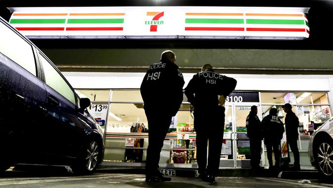 Petugas imigrasi AS melakukan razia imigan gelap ke 100 toko 7-Eleven (AP)