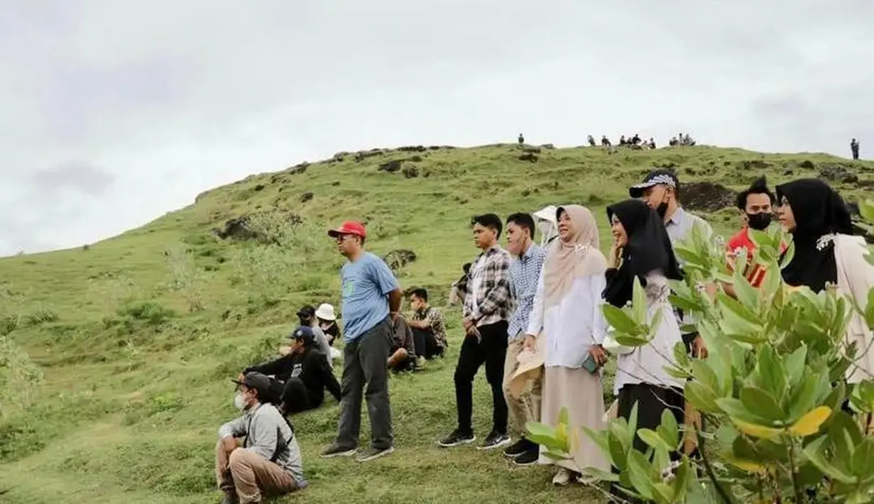 Namun, dia mengingatkan agar penonton atau warga yang ingin menyaksikan MotoGP 2022 dari bukit itu agar tertib. (Instagram/zulkieflimansyah).