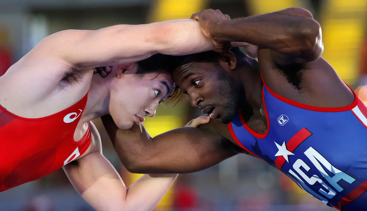Pegulat asal Jepang, Nobuyoshi Takojima bersiap bertanding melawan James Green dari Amerika Serikat pada pertandingan gulat "Beat The Streets" di New York Times Square, AS (17/5). (AP Photo/Kathy Willens)