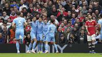 Pemain Manchester City merayakan gol bunuh diri bek Manchester United (MU) Eric Bailly pada laga Liga Inggris di Old Trafford, Sabtu (6/11/2021). (AP Photo/Jon Super)