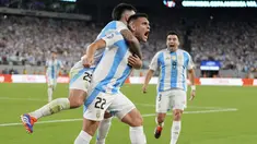 Penyerang Argentina Lautaro Martinez merayakan gol pembuka timnya yang dicetak ke gawang Chile pada matchday kedua Copa America 2024 di Stadion MetLife, New Jersey, Rabu (26/7/2024) pagi WIB. (AP Photo/Julia Nikhinson)