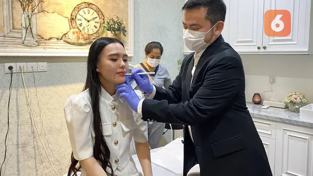 dr Rudianto Sutarman Sebelum Memberikan Perawatan dengan Ultraformer MPT pada Pasien (Foto: Dokumentasi Health Liputan6.com)