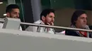 Kapten timnas Argentina, Lionel Messi dan rekan timnya, Manuel Lanzini menyaksikan laga persahabatan melawan timnas Spanyol di Stadion Wanda Metropolitano, Selasa (27/3). Tanpa sang megabintang, Argentina harus takluk 1-6 dari Spanyol. (AP/Francisco Seco)