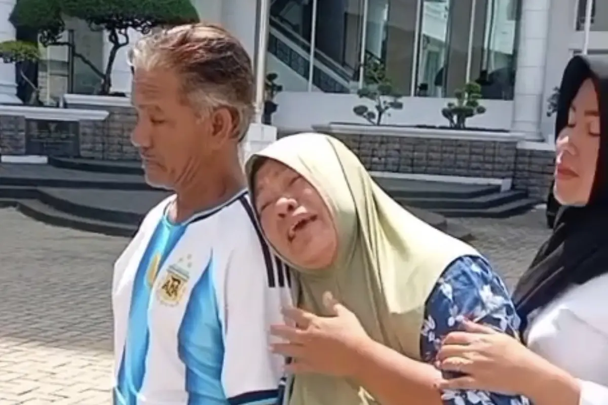 Imbas Rumah Sakit Salah Rujukan, Orang Tua Korban Penusukan Menangis Histeris di Baliho Bobby Nasution: Pak, Bantu Anak Kami!