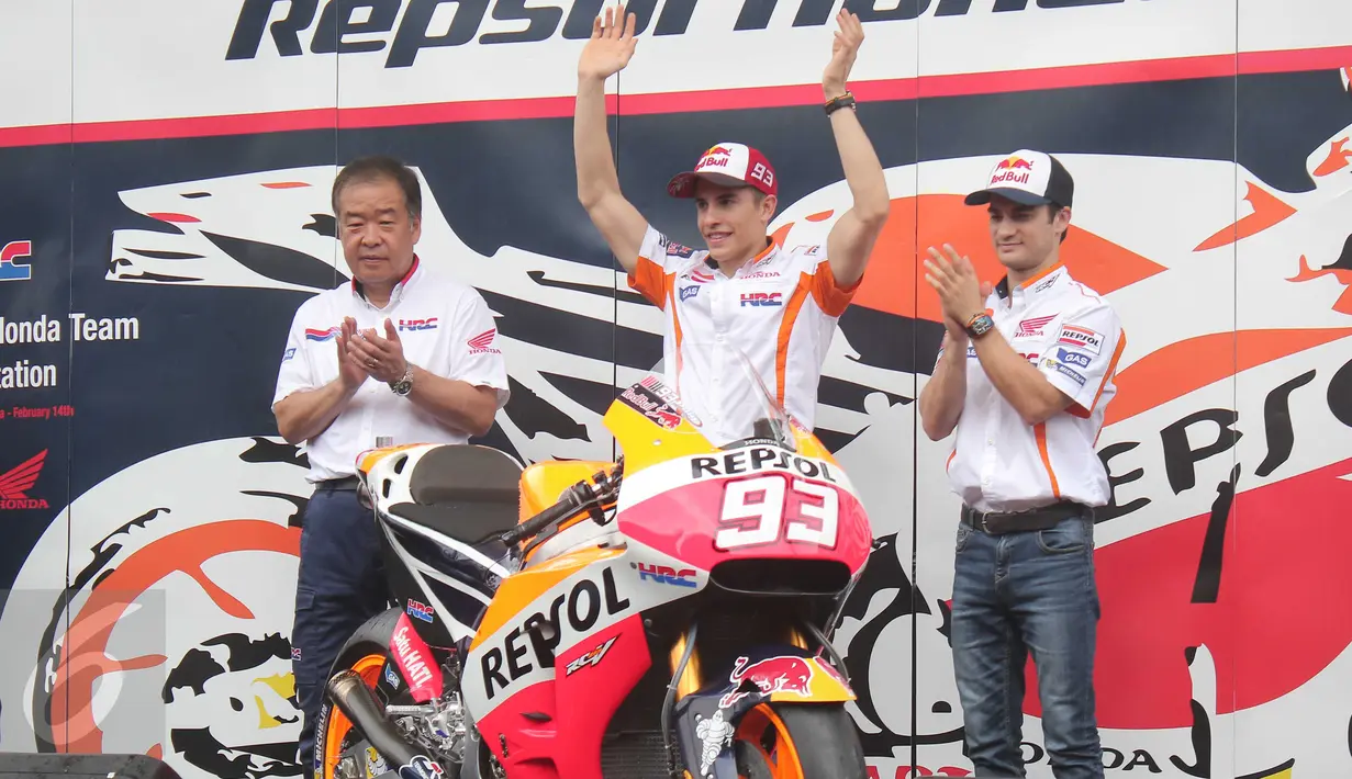 Marc Marquez (tengah) menyapa penggemarnya saat rilis motor terbaru di Sentul, Jabar, Minggu (14/2/2016). Motor terbaru dengan no 93 tersebut nantinya akan digunakan dalam ajang motor GP di 2016.(Liputan6.com/Angga Yuniar)