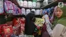 Sejumlah toko perlengkapan sekolah di Pasar Jatinegara, Jakarta mulai riuh dengan ramainya pengunjung. (Liputan6.com/Herman Zakharia)