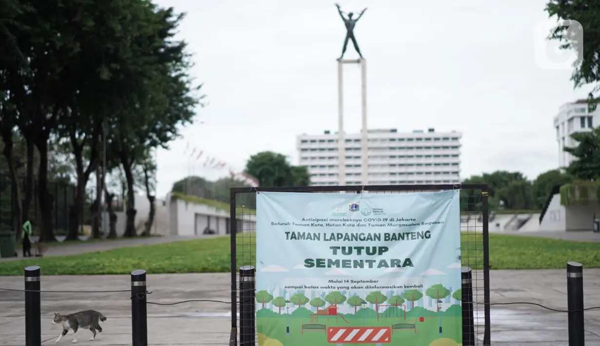 Pengumuman penutupan sementara Taman Lapangan Banteng terlihat di Jakarta, Minggu (20/9/2020). Seluruh taman kota dan hutan kota ditutup kembali untuk sementara terkait pemberlakuan PSBB total di Jakarta guna menekan penyebaran virus covid-19. (Liputan6.com/Immanuel Antonius)