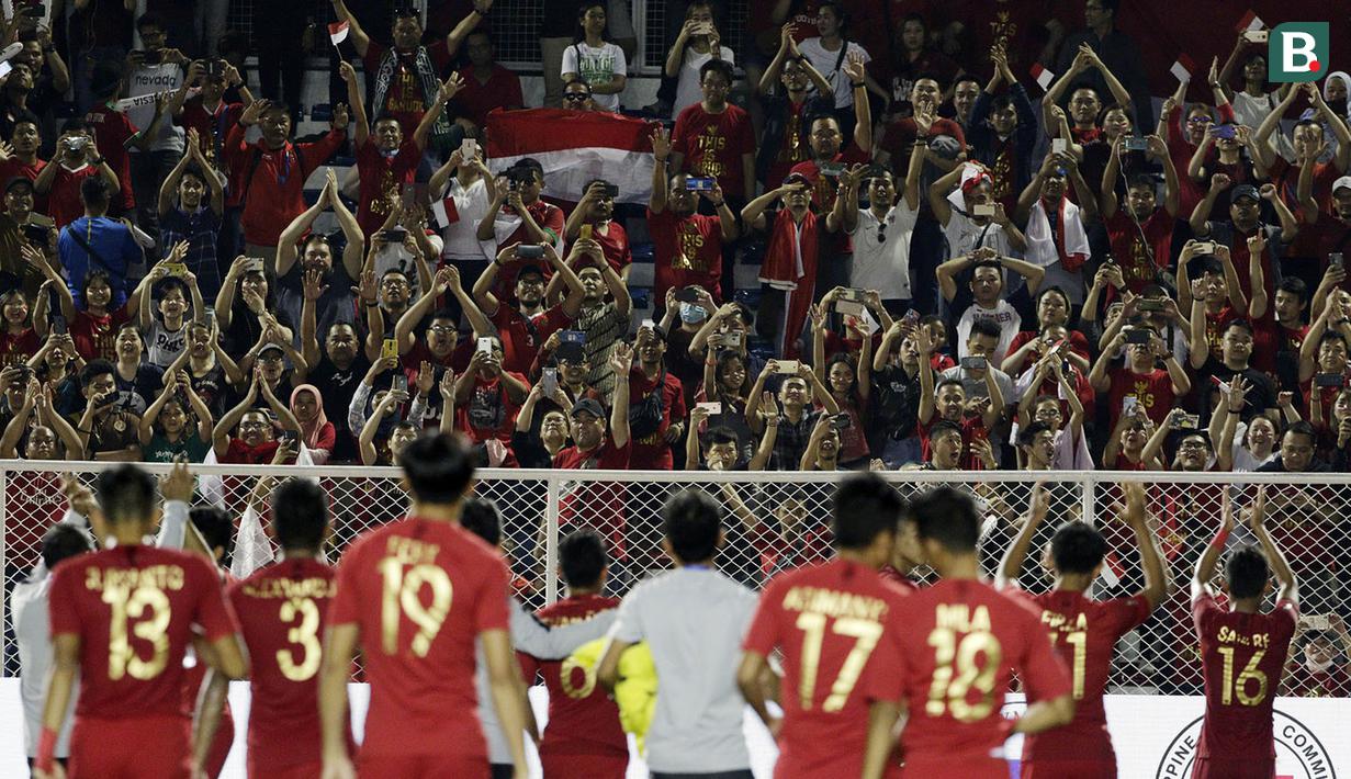 Timnas Indonesia U-22 merayakan keberhasilan ke final SEA Games 2019 bersama suporter setelah mengalahkan Myanmar 4-2 di semifinal di Stadion Rizal Memorial, Manila, Sabtu (7/12/2019). (Bola.com/ M. Iqbal Ichsan)
