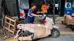 Jelang mudik lebaran 2023 banyak masyarakat mulai melakukan pengiriman sepeda motor. (Liputan6.com/Angga Yuniar)