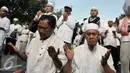 Demonstran berdoa setelah melakukan salat ashar berjamaah di depan Balai Kota, Jalan Medan Merdeka Selatan, Jakarta, Jumat (4/11). Di sela-sela salat Ashar, sebagian massa aksi juga ada yang memanfaatkan untuk istirahat. (Liputan6.com/Yoppy Renato)