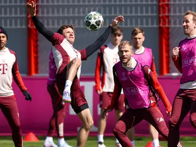 Pemain Bayern Munchen saat mengikuti sesi latihan pada 7 April 2025. (Alexandra BEIER/AFP)