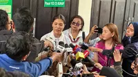 Istri Nadiem Makarim, Franka Franklin saat menghadiri sidang praperadilan di  Pengadilan Negeri Jakarta Selatan, Senin (13/10/2025). (Liputan6.com/Nanda Perdana)