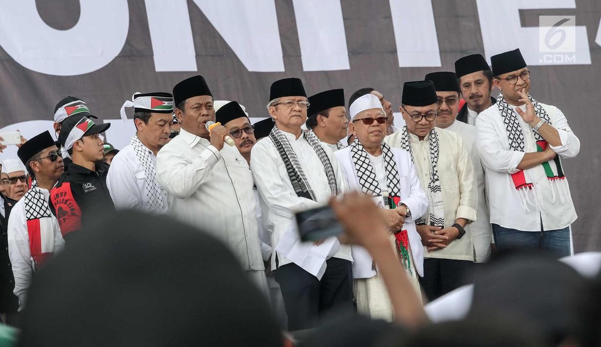 Sejumlah tokoh saat menghadiri Aksi Bela Palestina di kawasan silang Monas, Jakarta, Minggu (17/12). MUI memimpin aksi protes keputusan Presiden Amerika Serikat Donald Trump yang mengakui Yerusalem sebagai ibu kota Israel. (Liputan6.com/Faizal Fanani)