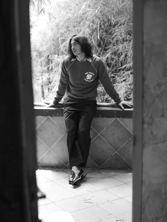 Lantas, apakah berada di belakang layar akan membuatnya berhenti menjadi aktor? (instagram/abimana_aryasatya)