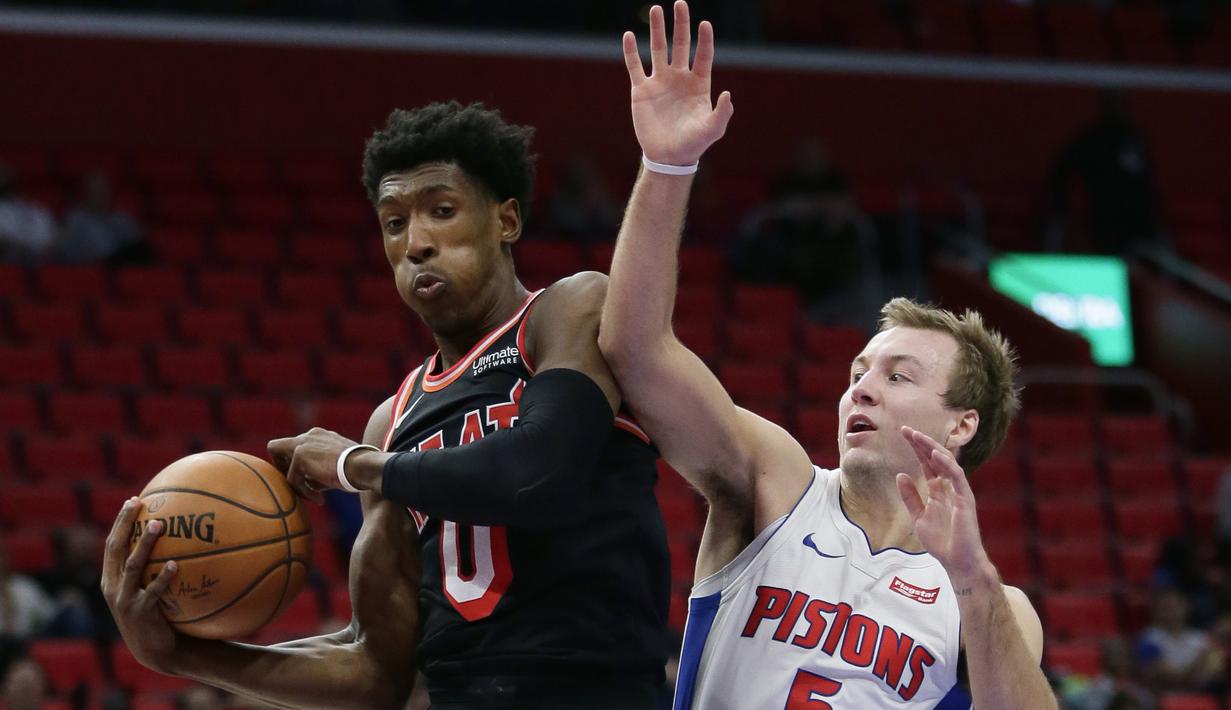 Pemain Miami Heat, Josh Richardson (0)  mencoba melewati adangan pemain Detroit Pistons, Luke Kennard (5) pada laga NBA basketball game di Little Caesars Arena, Detroit, (12/11/2017). Detroit Pistons menang 112-103. (AP/Duane Burleson)