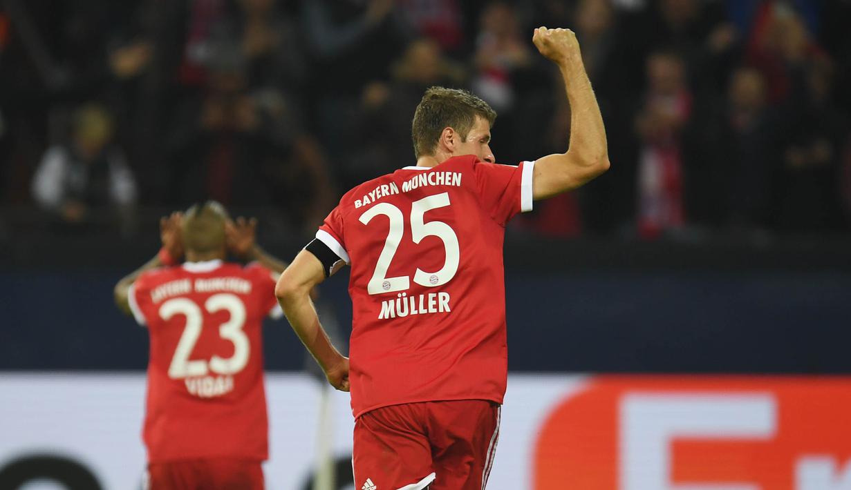 Striker Bayern Munchen, Thomas Mueller, melakukan selebrasi usai mengalahkan Schalke pada laga Bundesliga, di Stadion Veltins, Selasa (20/9/2017). Bayern Munchen menang 3-0 atas Schalke. (AFP/Patrik Stollarz)