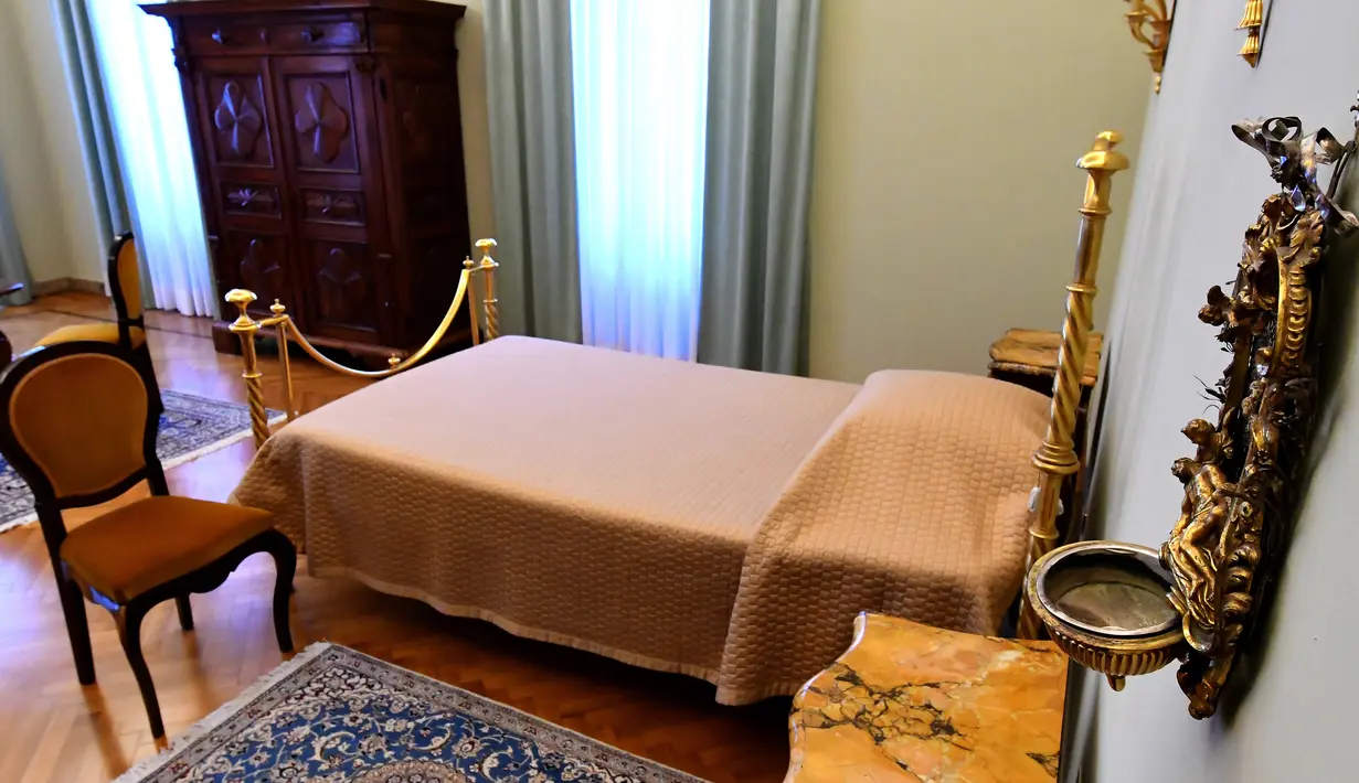 Kamar tidur Paus di apartemen pribadinya yang sekarang terbuka untuk wisatawan di Castel Gandolfo, Roma, Italia (21/10). Menurut sejarah ruangan ini pernah menjadi ruang bersalin darurat pengungsi selama Perang Dunia Kedua. (AFP/Alberto Pizzoli)