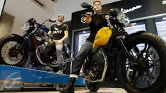 Dua pengendara yang juga fotografer asal Amerika Serikat berpose diatas sepeda motor Moto Guzzi V7 Stone dan Moto Guzzi V7 Racer di kawasan Bintaro, Jakarta Selatan, (21/01). (Liputan6.com/Fery Pradolo)