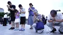 Warga Jepang berdoa untuk para korban bom atom menjelang peringatan di Hiroshima Peace Memorial Park, pusat kota Hiroshima, Selasa (5/8/2019). Pemerintah Jepang menggelar peringatan jatuhnya bom atom di Kota Hiroshoma 74 tahun lalu yang menandai berakhirnya Perang Dunia (PD) II. (JIJI PRESS / AFP)