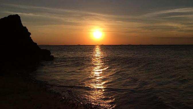 Pantai Batu Nona Dan Misteri Gadis Patah Hati Yang Bunuh