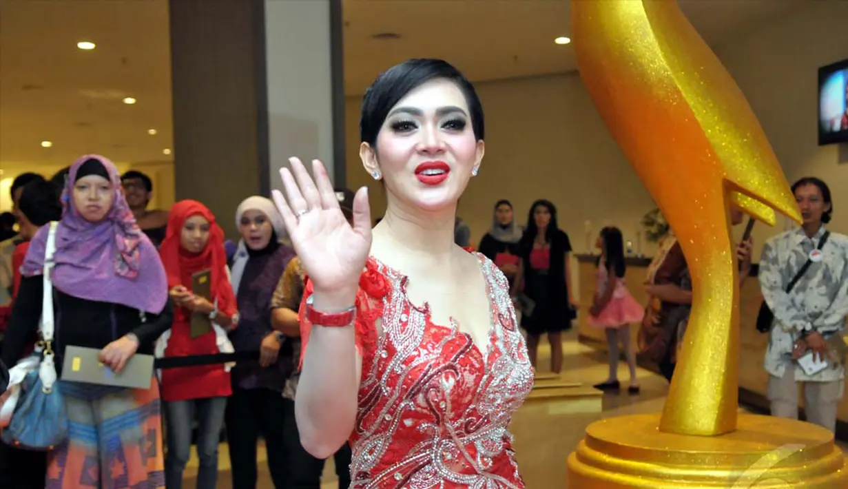  Mantan rekan duet Anang Hermansyah ini berjalan penuh percaya diri di atas red carpet AMI Awards 2014 yang digelar di The Kasablanka, Jakarta, Kamis (19/6/2014) (Liputan6.com/Panji Diksana) 