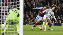 Pemain Manchester United, Hannibal Mejbri, berebut bola dengan pemain Burnley, Josh Brownhill, pada laga Liga Inggris di Stadion Turf Moor, Minggu (24/9/2023). Kemenangan ini membuat Setan Merah bisa bernapas lega setelah mengakhiri tren negatif tiga kekalahan beruntun. (Richard Sellers/PA via AP)