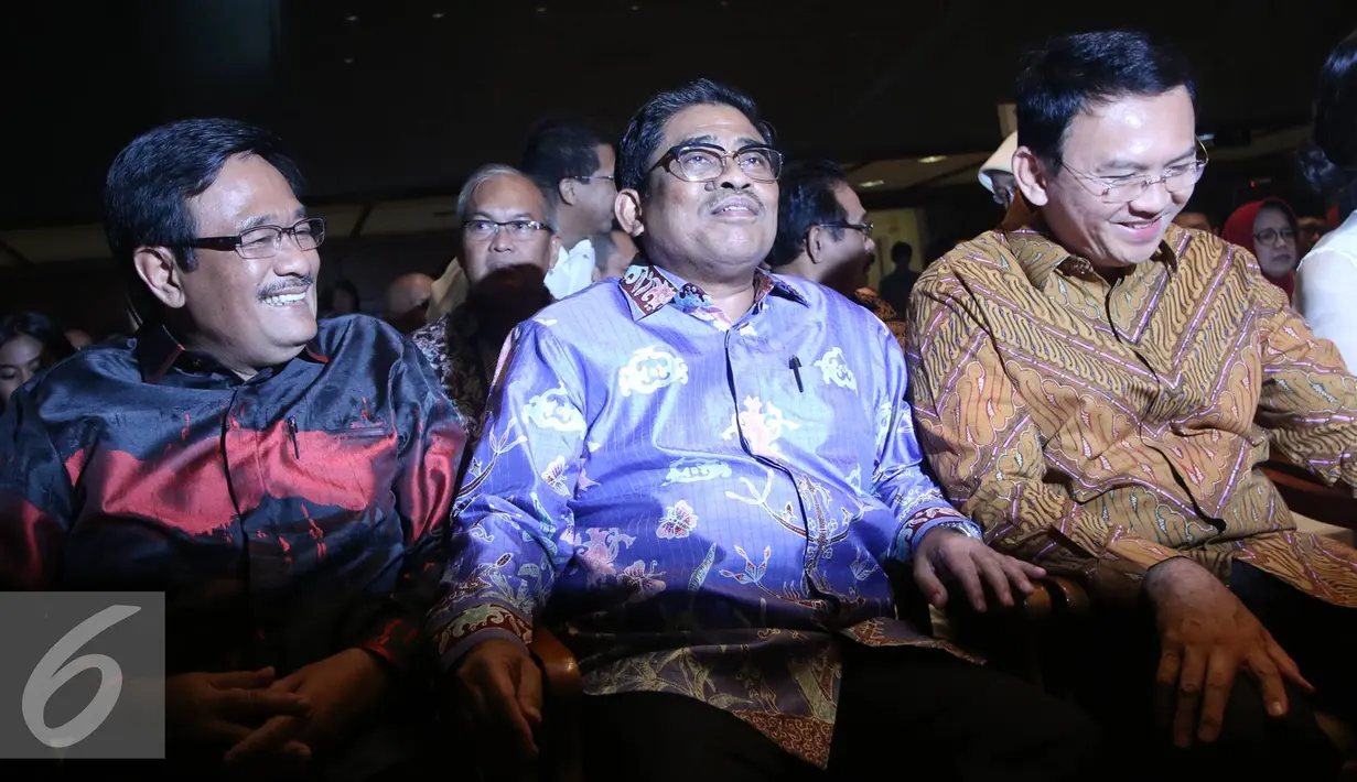 Soni Sumarsono (tengah) duduk bersama Djarot (kiri) dan Ahok saat menghadiri serah terima laporan nota singkat pelaksanaan tugas di Balai Agung DKI, Sabtu (11/2). (Liputan6.com/Immanuel Antonius)