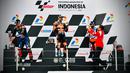 Presiden Joko Widodo memberikan piala kepada pemenang MotoGP Indonesia 2022 Miguel Oliveira di Sirkuit Mandalika, Lombok, Nusa Tenggara Barat, Minggu (20/3/2022). (Foto: Laily Rachev-Biro Pers Sekretariat Presiden)
