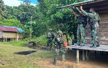 Papua Terang, Raider 501/Bajra Yudha Kostrad Pasang Lampu Solar Cell di Distrik Aifat Disambut Warga