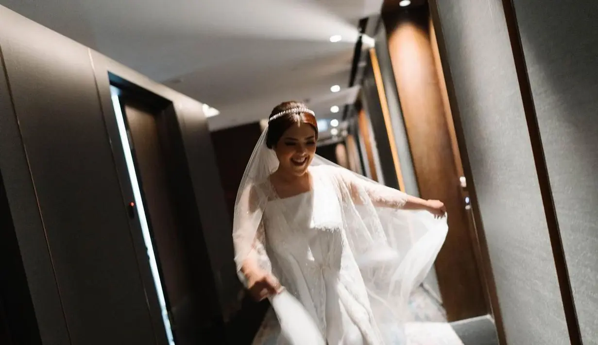 Setelah mengunggah potret dari momen sangjit, Tina Toon juga memamerkan berbagai momen di hari pernikahannya. Tampil cantik memilih nuansa serba putih, Tina Toon mengenakan gaun rancangan Alethea Sposa yang menawan. Foto: Instagram.