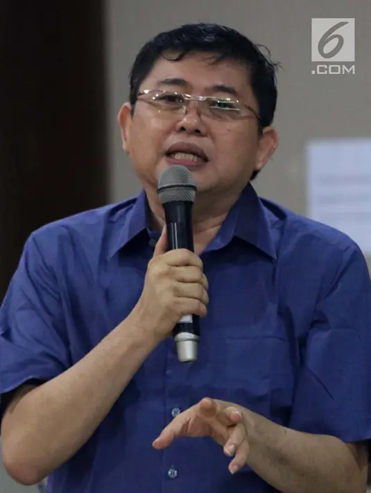 Terdakwa dugaan menghalangi proses penyidikan KPK, Lucas saat memberi pertanyaan kepada salah satu saksi ahli pada sidang lanjutan di Pengadilan Tipikor, Jakarta, Kamis (21/2). Sidang mendengar dua saksi ahli. (Liputan6.com/Helmi Fithriansyah)