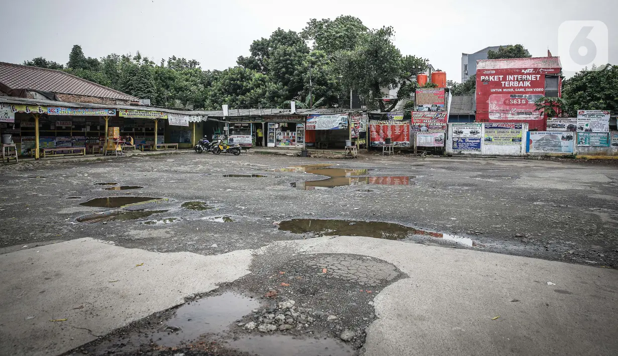 Suasana terminal Pondok Pinang, Jakarta, yang tampak tutup dan sepi pada Kamis (6/5/2021). Pelayanan terminal Pondok Pinang mati suri seiring telah diberlakukan larangan mudik Lebaran mulai hari ini, 6 hingga 17 Mei 2021. (Liputan6.com/Faizal Fanani)