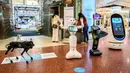 Robot 5G menyambut pengunjung yang mendatangi pusat perbelanjaan di Bangkok, Thailand, Kamis (4/6/2020). Saat ini Thailand sedang dalam proses membuka kembali pusat perbelanjaan setelah sebelumnya ditutup selama dua bulan karena pandemi Covid-19. (Mladen ANTONOV / AFP)