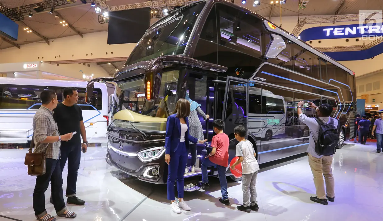 Pengunjung antre masuk ke dalam bus single doubel decker (SDD) pada gelaran GIIAS 2019 di ICE BSD, Tangerang, Jumat (19/9/2019).Bus SDD, Adiputro berkapasitas 70 penumpang yang dimodifikasi untuk bagasi ektra lebar mengangkut mobil sport atau sedan. (Liputan6.com/Ferbian Pradolo)