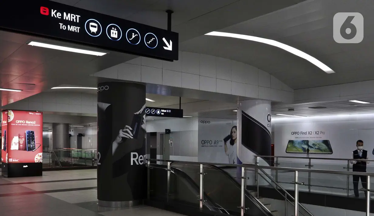 Suasana stasiun Mass Rapid Transit (MRT) di Jakarta, Sabtu (21/3/2020). Mulai 23 Maret 2020, jam operasional MRT berlaku pada pukul 06.00 hingga 20.00 WIB setiap harinya. (Liputan6.com/Johan Tallo)
