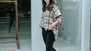 <p>Untuk tampilan ini Sarah mengenakan kemeja flanel dan jegging dan melengkapinya denagn sneakers. [Foto: Instagram/ssarah_menzel]</p>
