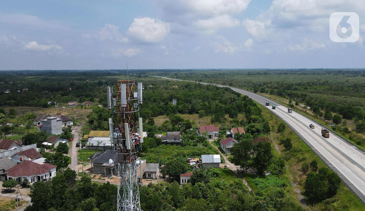 Foto udara teknisi melakukan pemeliharaan tower BTS 4G XL Axiata di Kuta Raya, Kayu Agung, Ogan Komering Ilir (OKI), Sumatera Selatan. Senin (13/3/2023). XL Axiata memastikan jaringan miliknya siap melayani kebutuhan pelanggan dan masyarakat selama Ramadhan hingga Hari Raya Idul Fitri 1444 Hijriah. (Liputan6.com/Herman Zakharia)