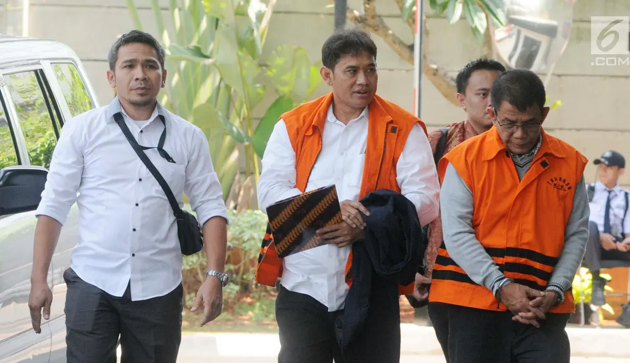 Direktur Pemasaran PTPN III (Persero) I Kadek Kertha Laksana (tengah) dan mantan Kasatker PJPA BWS Sumatera VII Bengkulu M Fauzi (kanan) tiba di Gedung KPK, Jakarta, Selasa (1/10/2019). Keduanya diperiksa sebagai tersangka untuk melengkapi berkas dugaan suap. (merdeka.com/Dwi Narwoko)