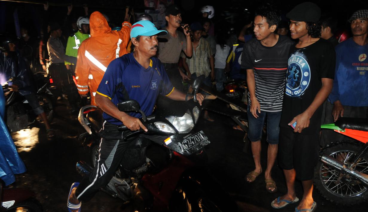 Beberapa warga terpaksa mengurungkan niatnya untuk melintasi jembatan Kucang akibat adanya banjir lahar dingin yang melintasi Kali Konto (Liputan6.com/Helmi Fithriansyah).