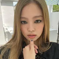 Penampilan Jennie BLACKPINK dengan makeup smokey eyes dan warna rambut baru bikin pangling penggemar. (Instagram/jennierubyjane).