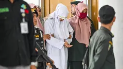 Kejaksaan Negeri Banda Aceh bersama Satpol PP dan Wilayatul Hisbah (WH) Banda Aceh mengeksekusi uqubat atau hukuman cambuk terhadap dua pelaku yang terbukti melakukan ikhtilat atau zina. (CHAIDEER MAHYUDDIN/AFP)