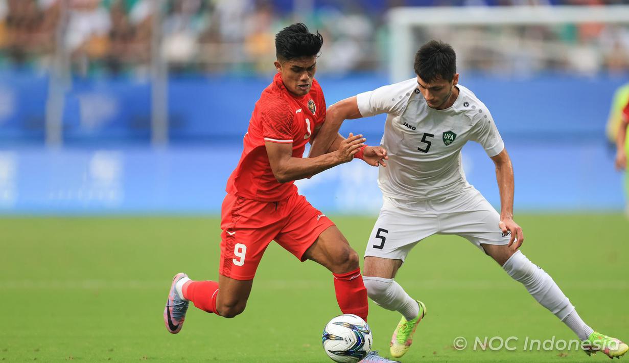 Penyerang Timnas Indonesia U-24, Ramadhan Sananta (kiri), mendapatkan pengawalan ketat dari pemain Timnas Uzbekistan U-24, Mukhammadkodir Khamraliev dalam pertandingan 16 besar Asian Games 2022 yang berlangsung di Stadion Shangcheng Sports Centre, Kamis (28/9/2023). (Bola.com/NOC/Naif Al'as)