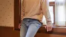 <p>Kyuhyun tampil kece menggunakan sweater yang dipasangkan dengan kemeja berwarna putih. Penampilannya makin keren menggunakan jeans berwarna biru. (Instagram/@gyuram88)</p>