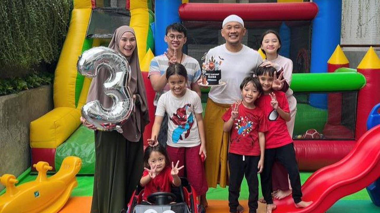 Potret ulang tahun Kama yang ke-3. Kama berulang tahun pada awal Juli ini. Tampak Kama bersama orang tuanya, Zaskia Adya Mecca dan Hanung Bramantyo serta kakak-kakakanya. Kama yang berada di mobil tampak berpose di depan kamera.