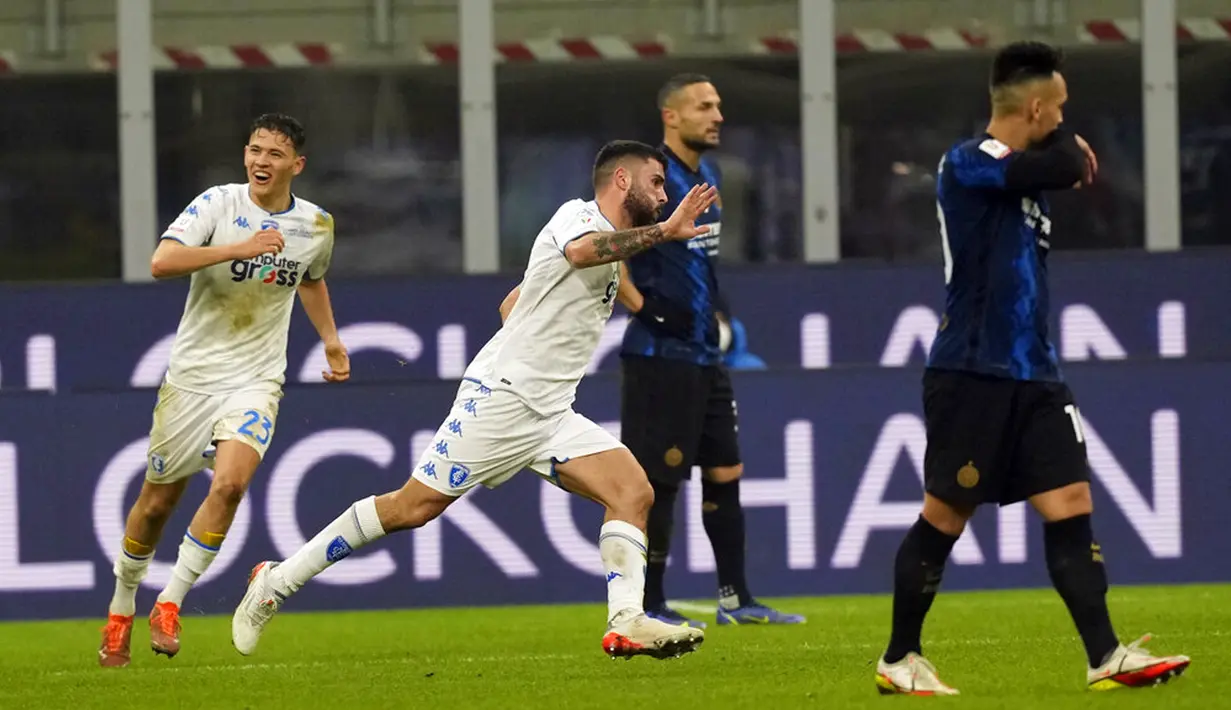 Pemain Empoli Patrick Cutrone (kedua kiri) dan Kristjan Asslani merayakan gol bunuh diri kiper Inter Milan Andrei Radu pada pertandingan sepak bola Coppa Italia di Stadion San Siro, Milan, Italia, 19 Januari 2022. Inter Milan menang 3-2. (AP Photo/Antonio Calanni)