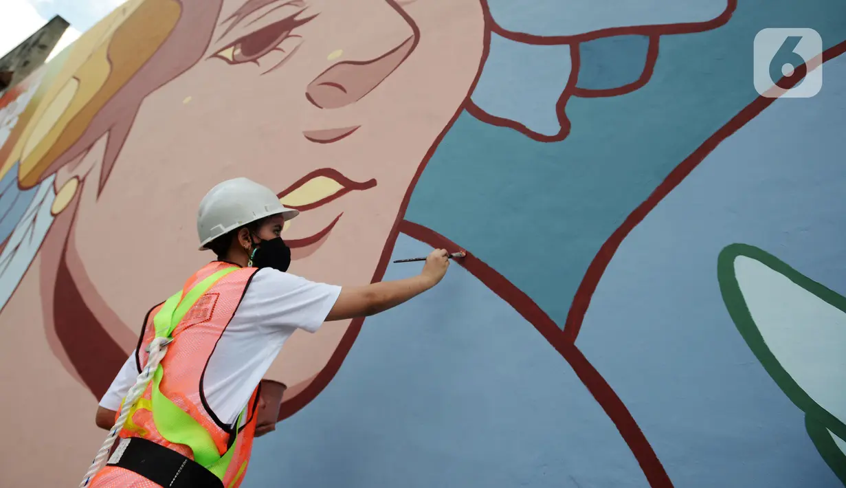Muralis perempuan menyelesaikan pembuatan mural pada dinding di kawasan Juanda, Jakarta, Rabu (16/6/2021). Cat fotokatalik menggunakan sinar matahari untuk memecah zat berbahaya di udara dan mengubah partikel aman. (merdeka.com/Imam Buhori)