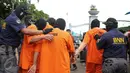 Sejumlah tersangka dihadirkan dalam acara pemusnahan barang bukti narkoba yang dilakukan oleh BNN di Monas, Jakarta, Selasa (6/12). Ini merupakan pemusnahan narkoba yang berhasil dijaring BNN selama dua bulan terakhir. (Liputan6.com/Faizal Fanani)