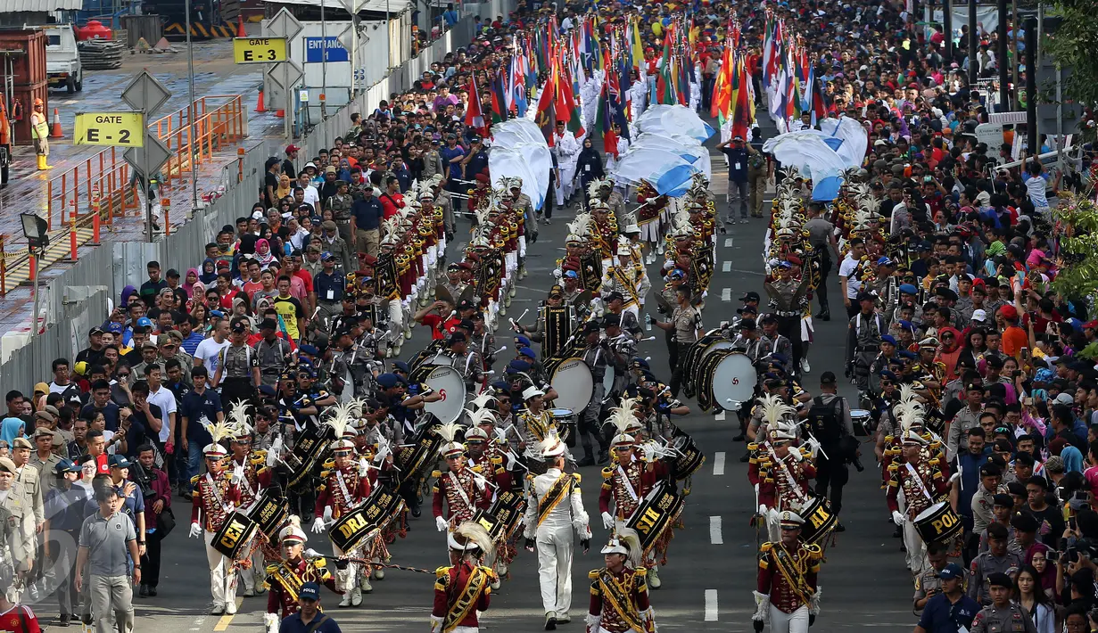 Parade 190 bendera negara anggota Interpol diarak dari Monas menuju Bundaran Hotel Indonesia, Minggu Pagi, (30/10). Parade ini merupakan rangkaian arak-arakan parade Bendera Menjelang Sidang Umum Interpol Ke-85. (Liputan6.com/Johan Tallo)