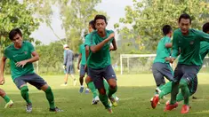 Sejumlah pemain timnas U-22 Indonesia menjalani sesi latihan di Lapangan Sutasoma, Halim Perdanakusuma, Jakarta, Selasa (3/3/2015). Latihan dilakukan untuk menghadapi babak Kualifikasi AFC Cup U-22 akhir Maret mendatang. (Liputan6.com/Helmi Fithriansyah)